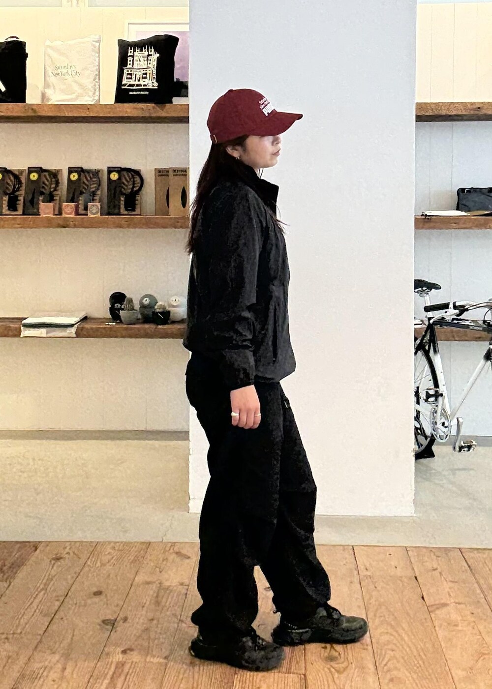 ホワイト系のTシャツ/カットソー、ブラック系のその他パンツを着用したレディースの夏コーディネートの4枚目の写真