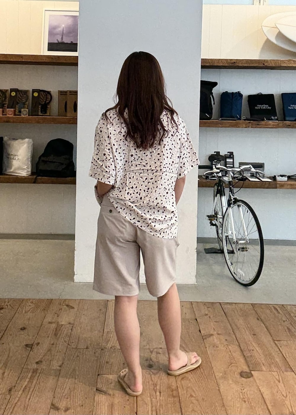 グレー系のシャツ/ブラウス、グレー系のその他パンツを着用したレディースの夏コーディネートの3枚目の写真