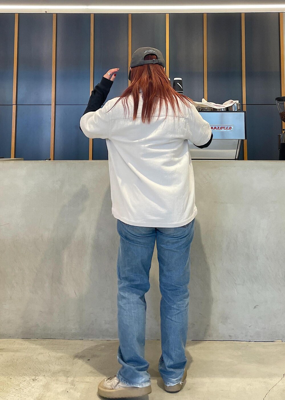 ブラック系のTシャツ/カットソー、ホワイト系のシャツ/ブラウスを着用したレディースの春コーディネートの2枚目の写真