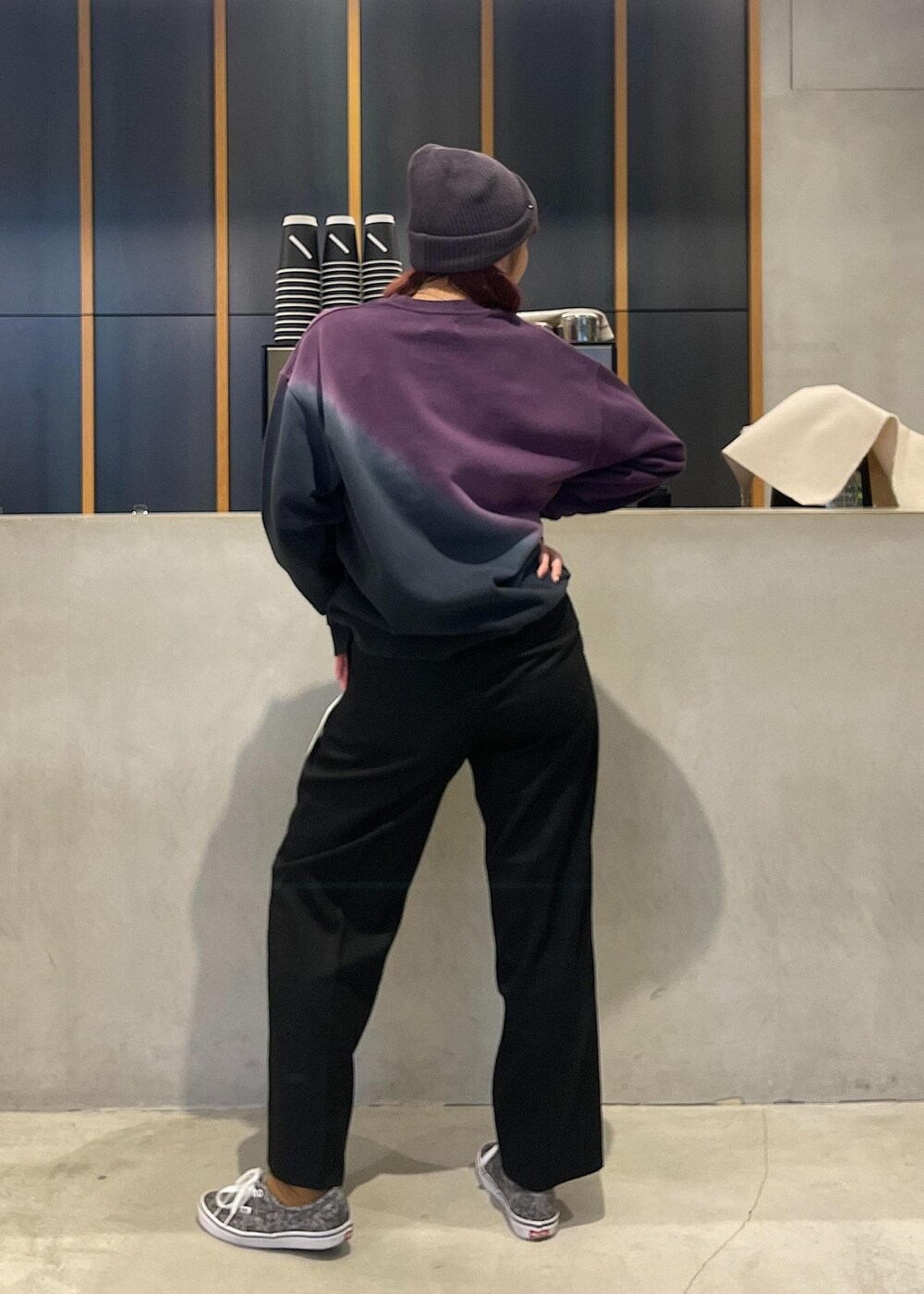 ブラック系のその他パンツ、ホワイト系のベルト、グレー系のニットキャップ/ビーニーを着用したレディースの秋コーディネートの3枚目の写真