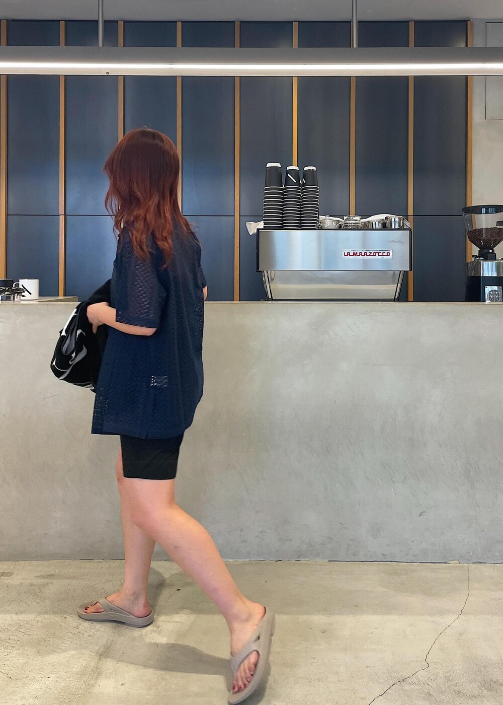 ブルー系のシャツ/ブラウス、ブラック系のその他パンツ、ベージュ系のサンダルを着用したレディースの春コーディネートの3枚目の写真