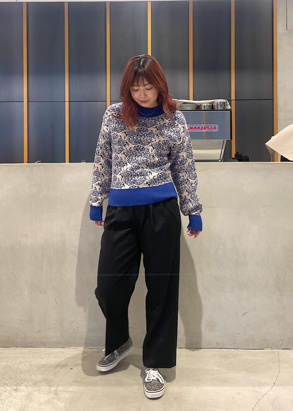 イエロー系のソックス/靴下を着用したレディースの秋コーディネートの3枚目の写真