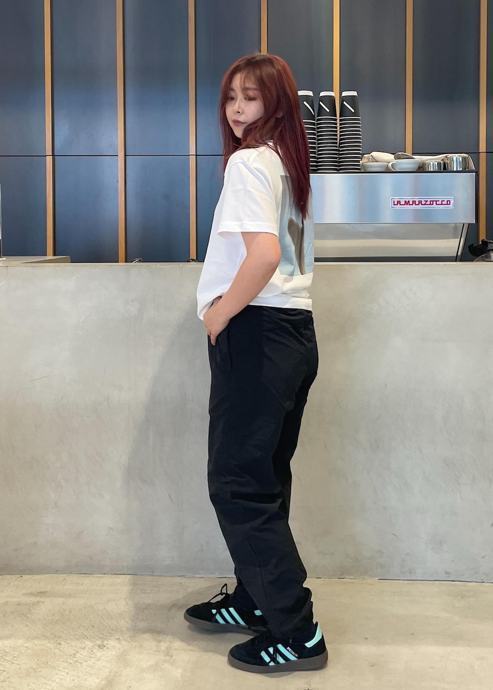 ブラック系のその他パンツ、ホワイト系のTシャツ/カットソーを着用したレディースの秋コーディネートの3枚目の写真