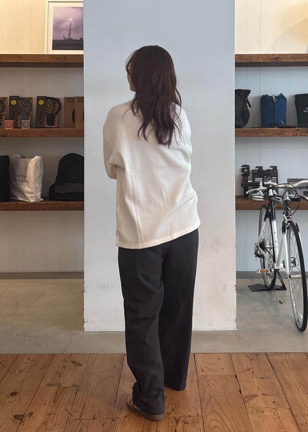 ホワイト系のTシャツ/カットソーを着用したレディースの秋コーディネートの6枚目の写真