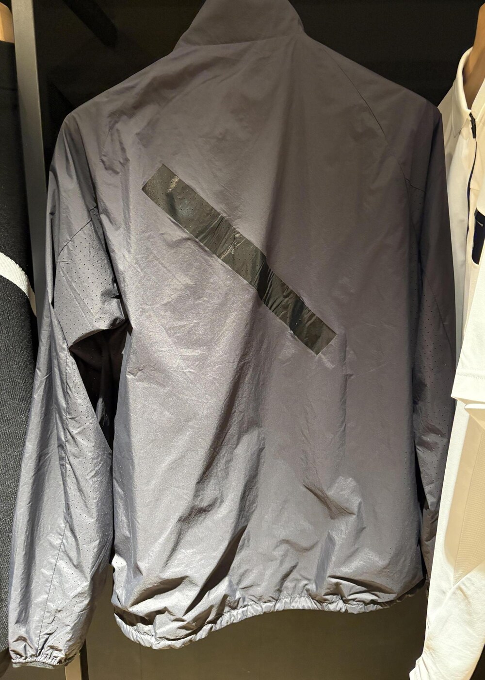 ホワイト系のTシャツ/カットソー、ブラック系のその他パンツを着用したレディースの夏コーディネートの7枚目の写真