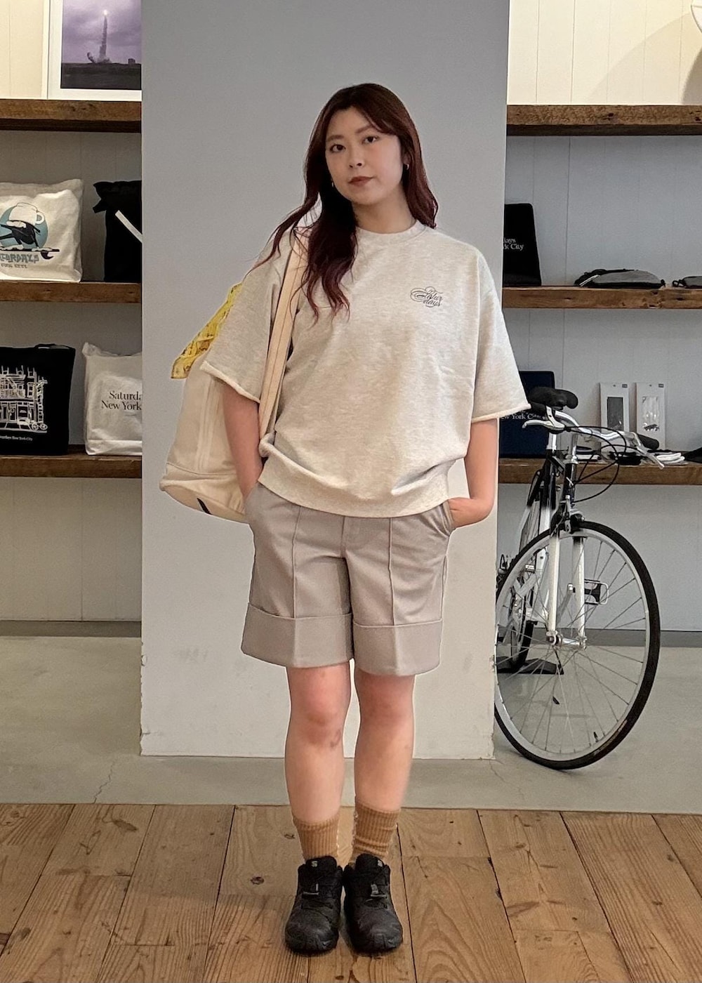 ブラック系のその他シューズ、グレー系のその他パンツ、イエロー系のソックス/靴下を着用したレディースの春コーディネートの7枚目の写真