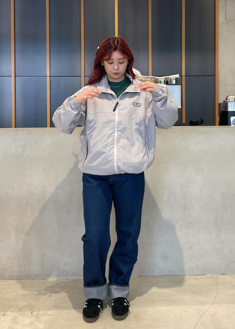 ブルー系のデニムパンツ、グレー系のブルゾンを着用したレディースの秋コーディネートの3枚目の写真