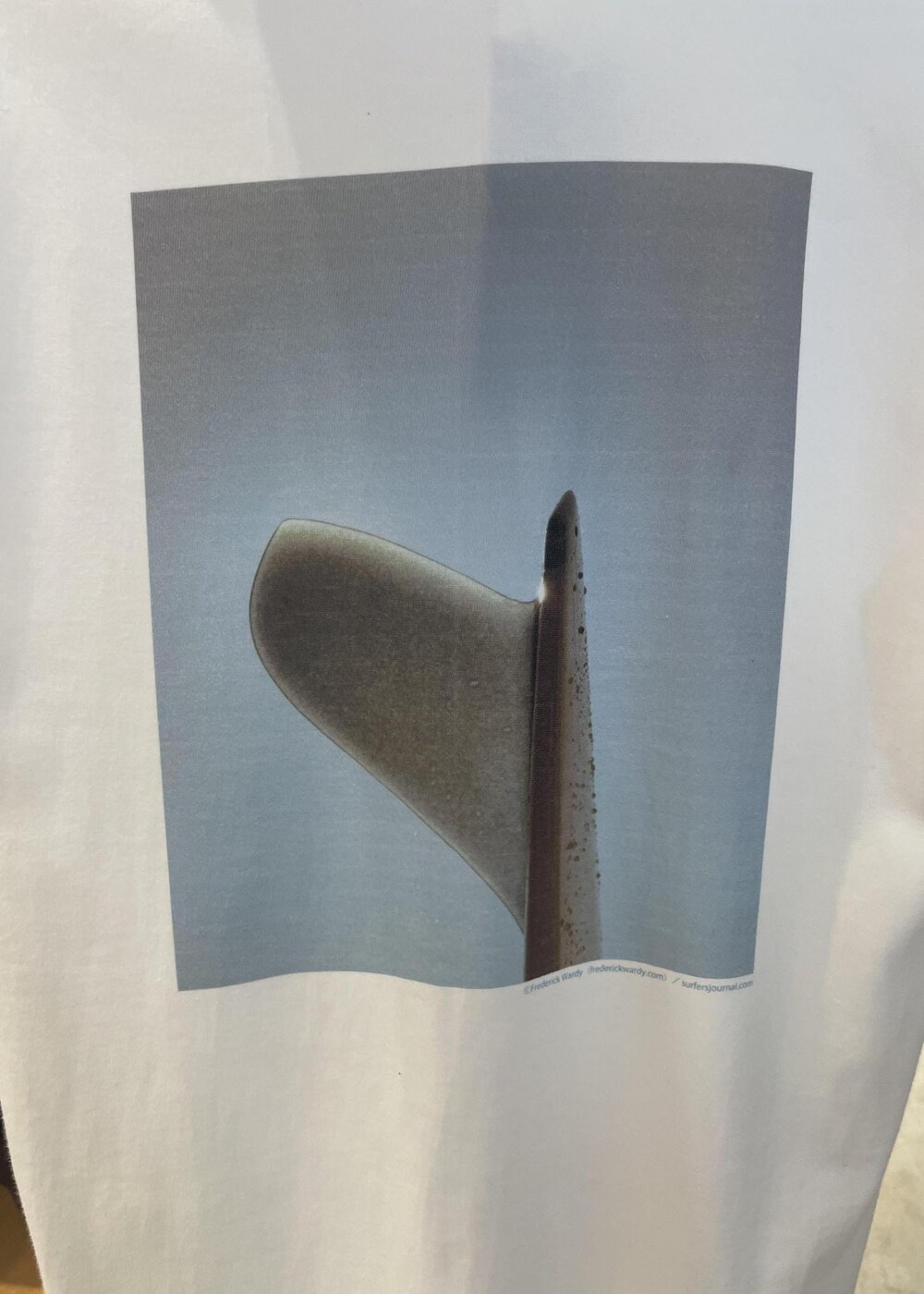 ブラック系のその他パンツ、ホワイト系のTシャツ/カットソーを着用したレディースの秋コーディネートの5枚目の写真