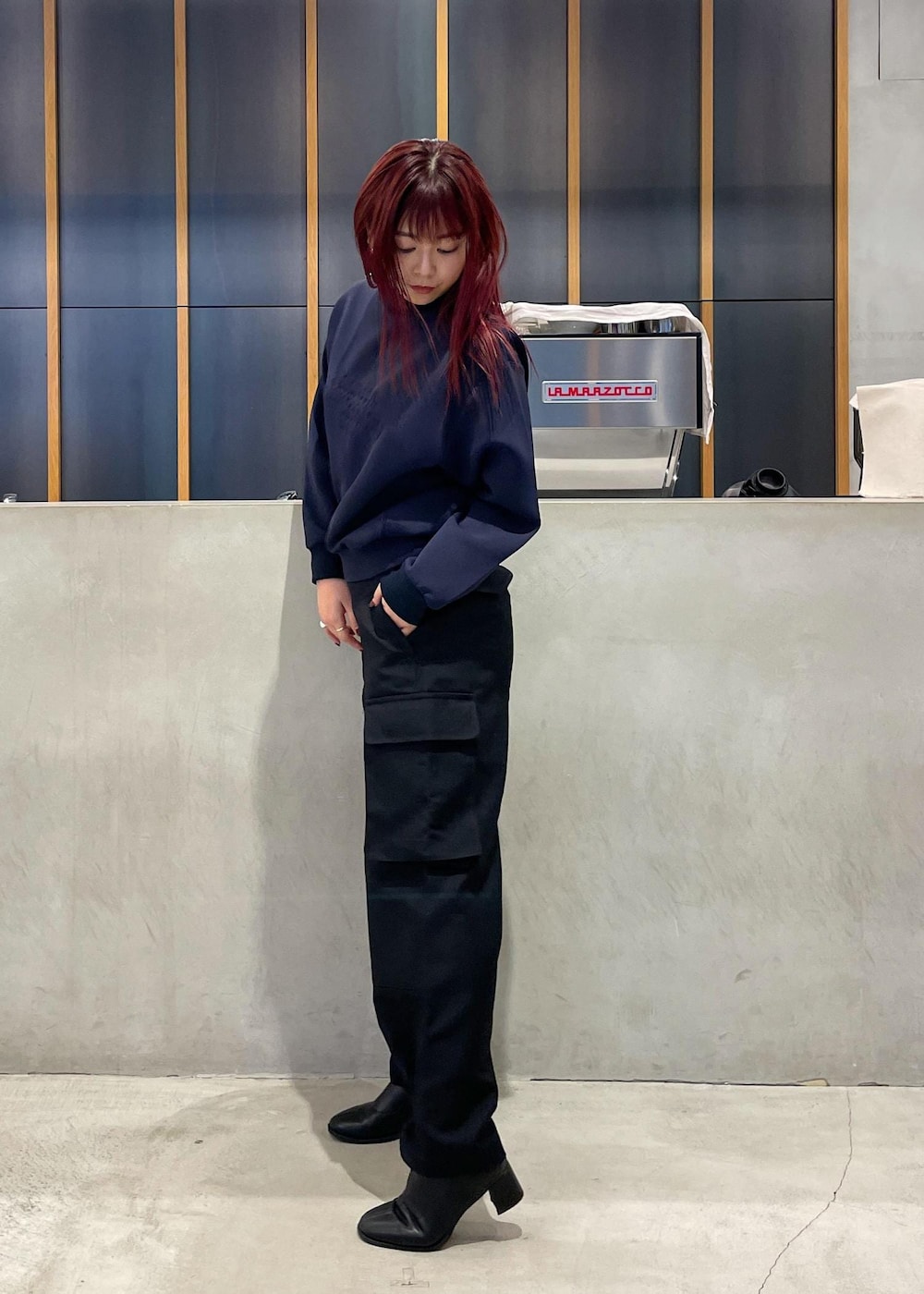 ブラック系のその他パンツ、グレー系のダウンジャケット/コート、ブルー系のニットキャップ/ビーニーを着用したレディースの秋コーディネートの6枚目の写真