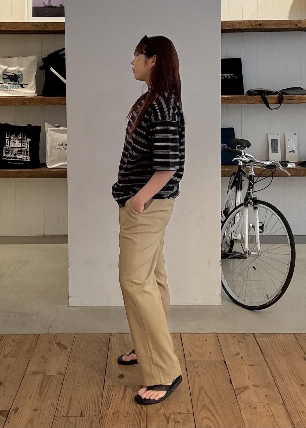 ブラック系のサングラスを着用したレディースの春コーディネートの6枚目の写真