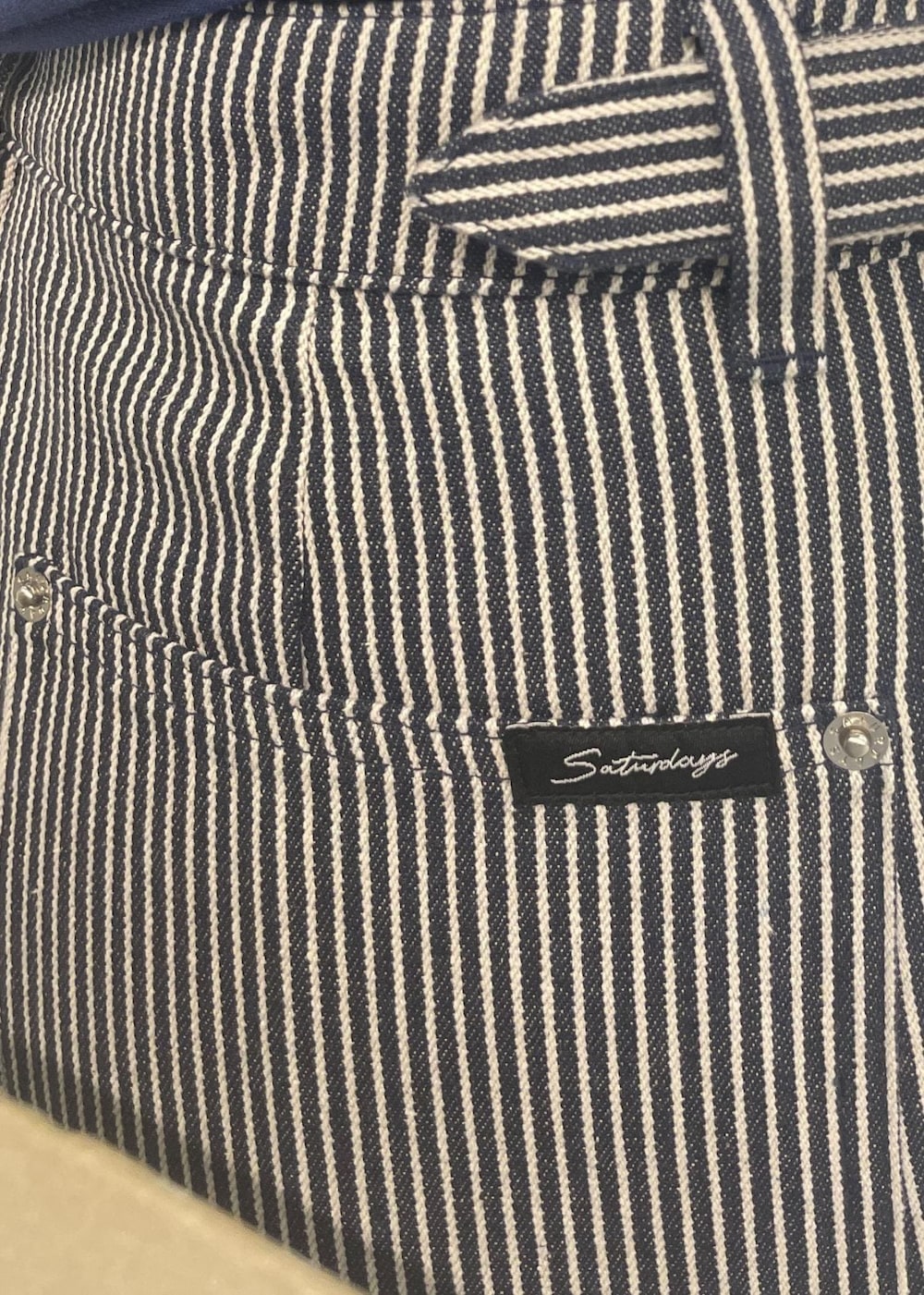 ブルー系のTシャツ/カットソー、ブルー系のその他パンツを着用したレディースの春コーディネートの3枚目の写真