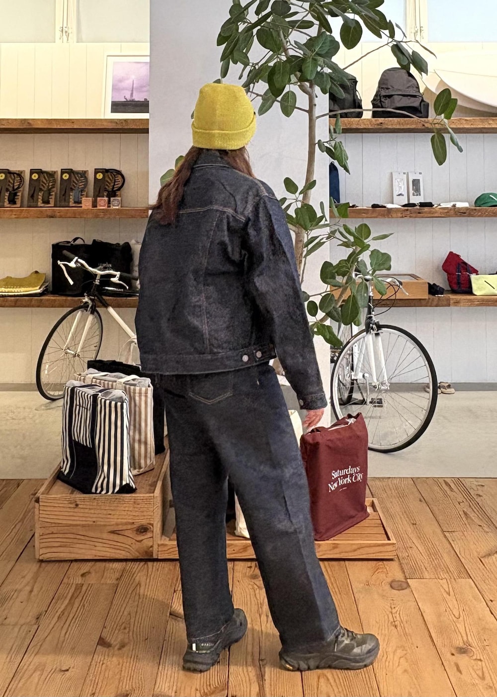 ブルー系のデニムジャケット、ブルー系のデニムパンツ、グレー系のTシャツ/カットソーを着用したレディースの冬コーディネートの3枚目の写真