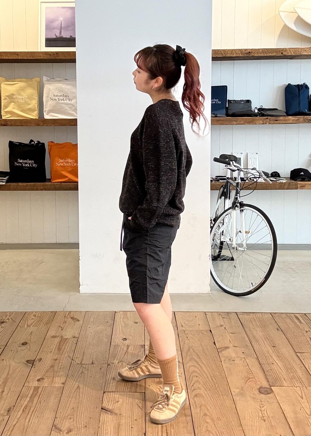 ブラック系のニット/セーター、ブラック系のその他パンツ、イエロー系のソックス/靴下を着用したレディースの春コーディネートの3枚目の写真