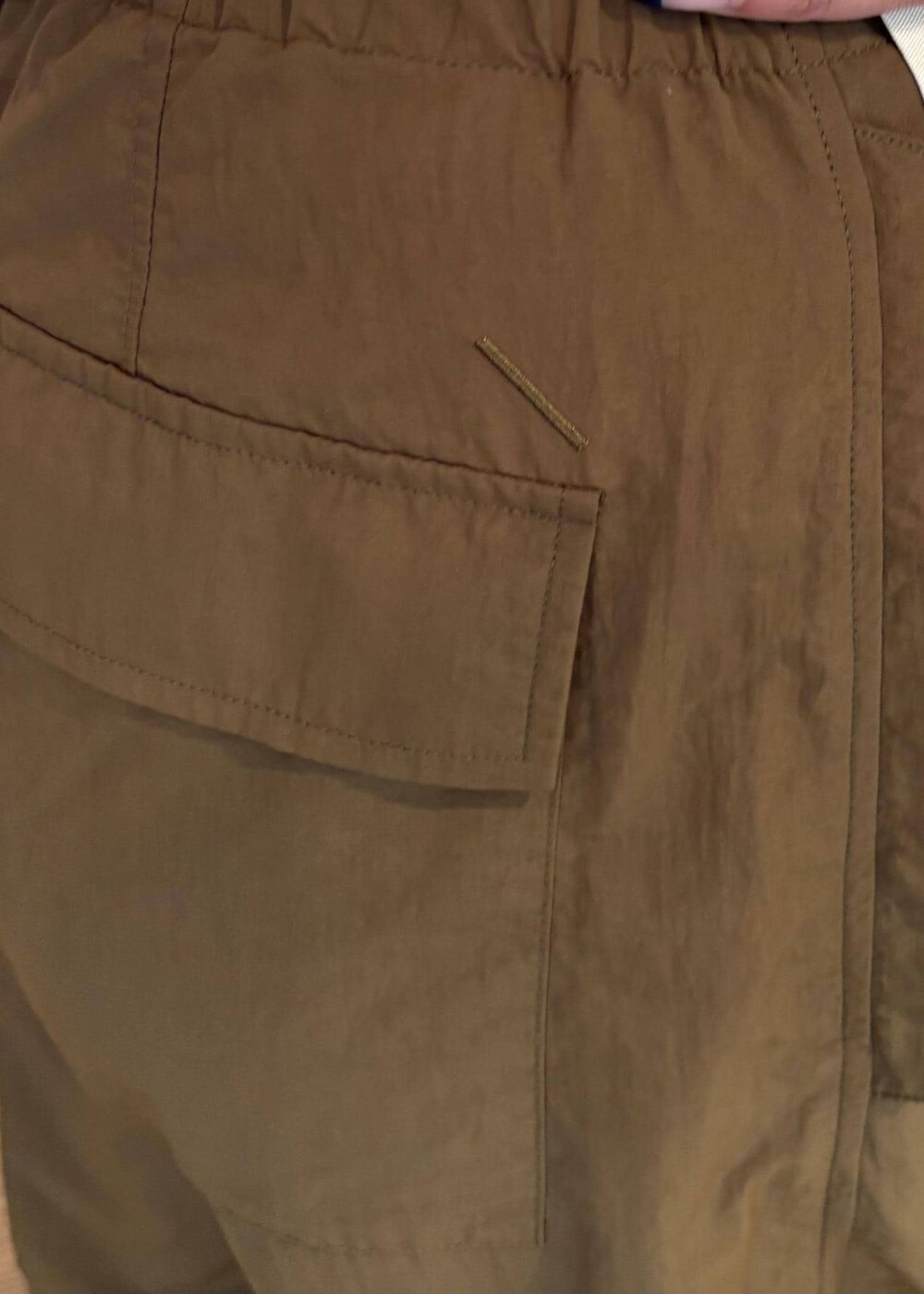 ホワイト系のシャツ/ブラウスを着用したレディースの夏コーディネートの9枚目の写真