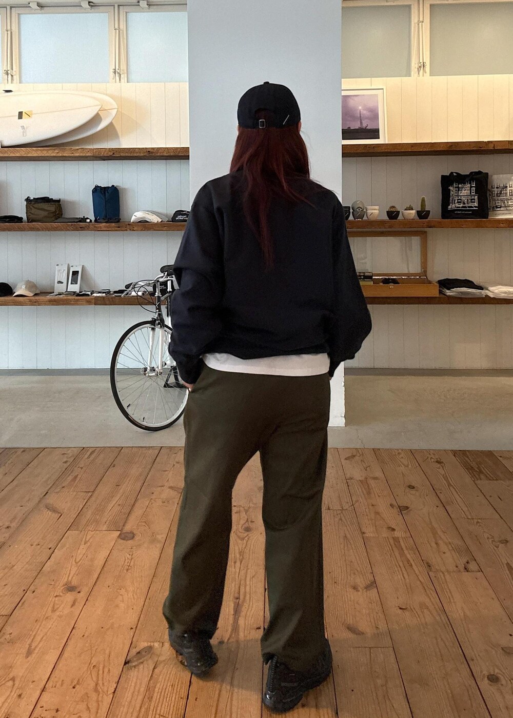 ブルー系のTシャツ/カットソー、その他のTシャツ/カットソー、グリーン系のその他パンツを着用したレディースの春コーディネートの3枚目の写真