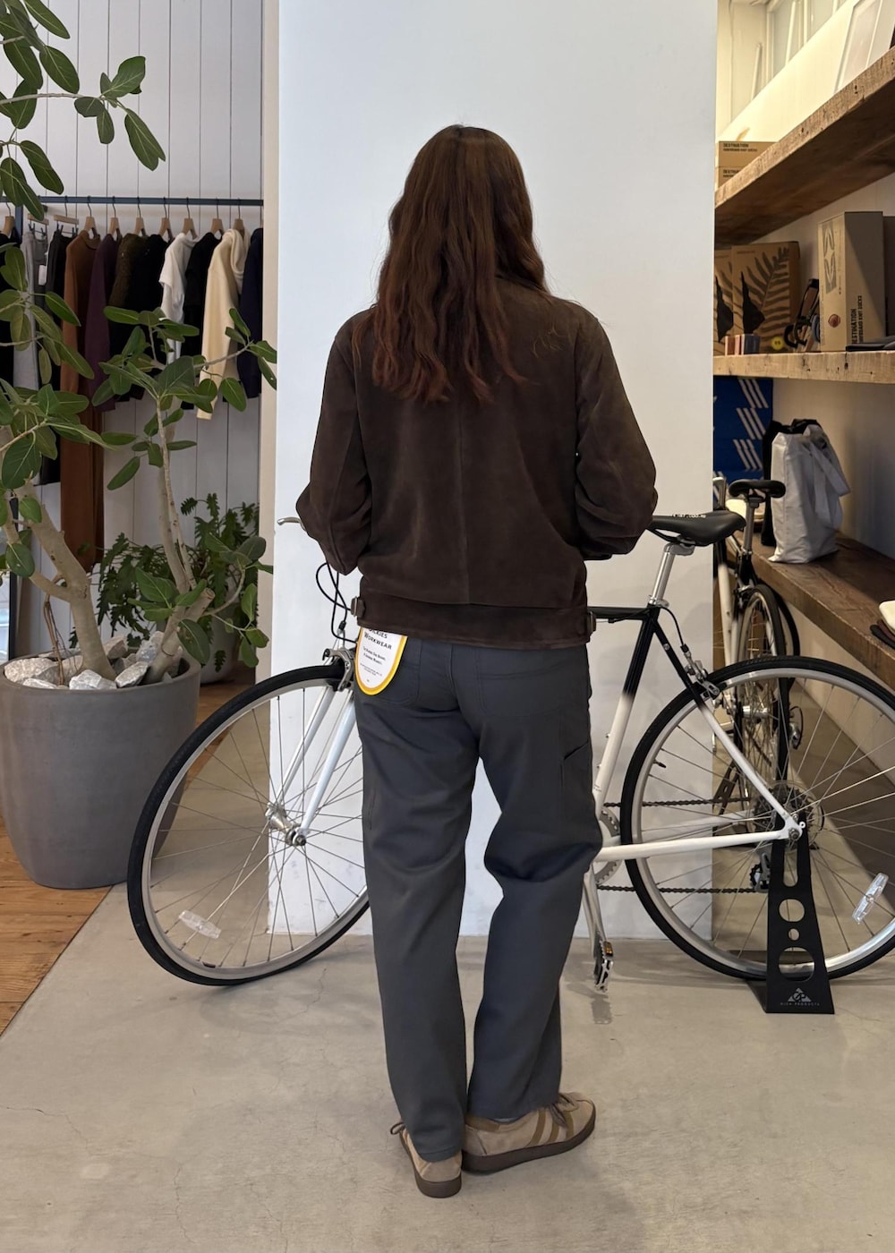 ブラック系のTシャツ/カットソー、ブラウン系のその他アウター、グレー系のその他パンツを着用したレディースの冬コーディネートの3枚目の写真