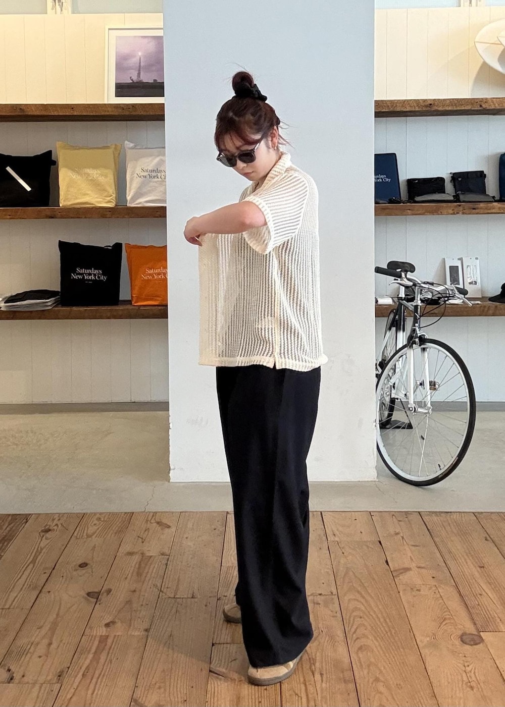 グレー系のサングラスを着用したレディースの春コーディネートの2枚目の写真