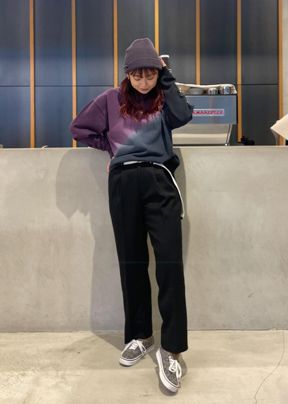 ブラック系のその他パンツ、ホワイト系のベルト、グレー系のニットキャップ/ビーニーを着用したレディースの秋コーディネートの2枚目の写真