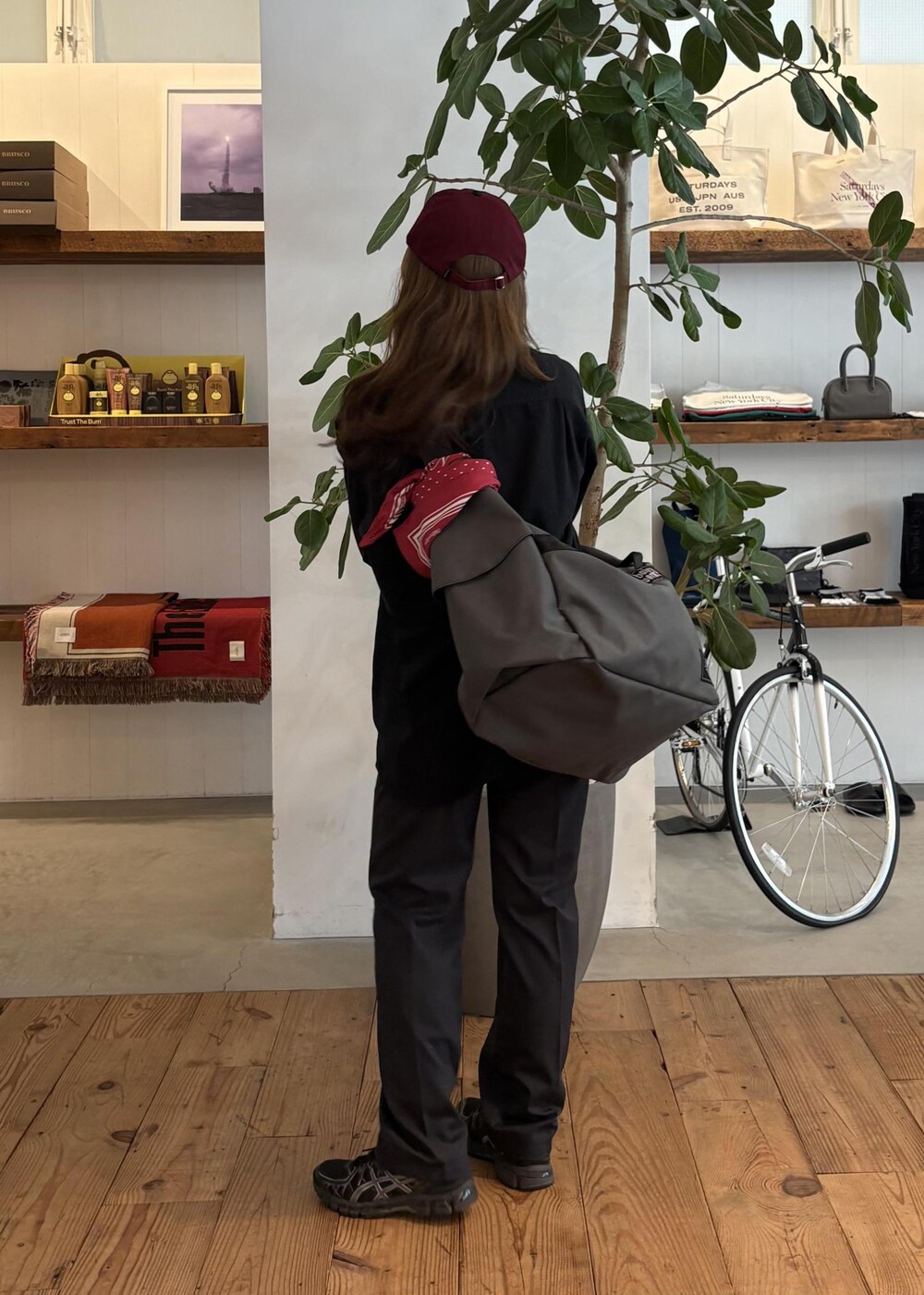 ブラック系のシャツ/ブラウス、グレー系のその他パンツ、グレー系のボストンバッグを着用したレディースの秋コーディネートの5枚目の写真