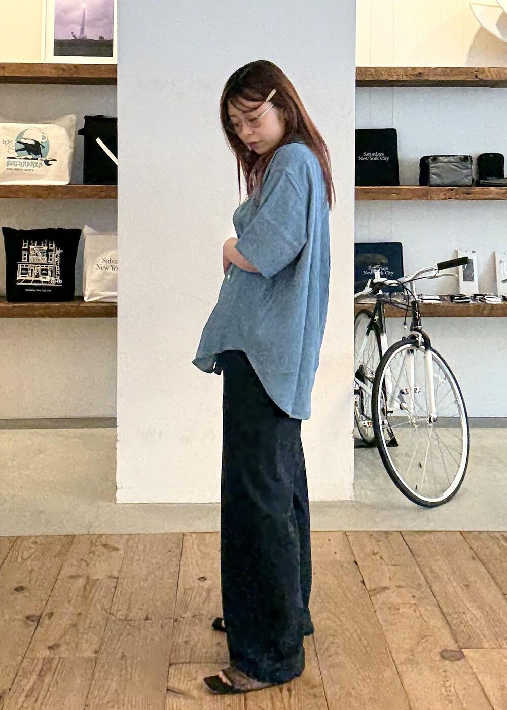 ブルー系のシャツ/ブラウス、ブルー系のその他パンツ、シルバー系のサングラスを着用したレディースの夏コーディネートの6枚目の写真