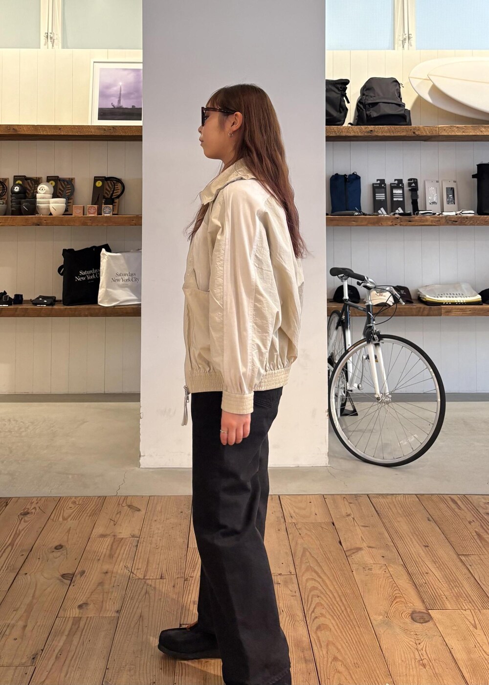 ブラック系のデニムパンツ、ホワイト系のセットアップ、その他のサングラスを着用したレディースの冬コーディネートの4枚目の写真