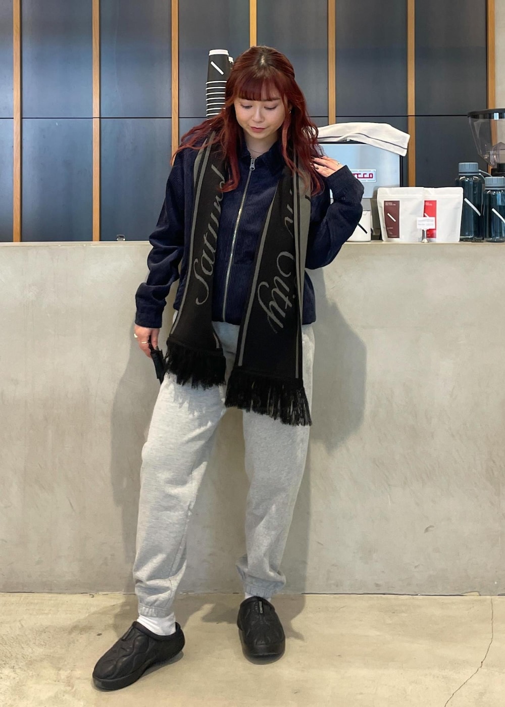 グレー系のその他パンツ、ブラック系のサンダル、ホワイト系のソックス/靴下を着用したレディースの冬コーディネートの3枚目の写真