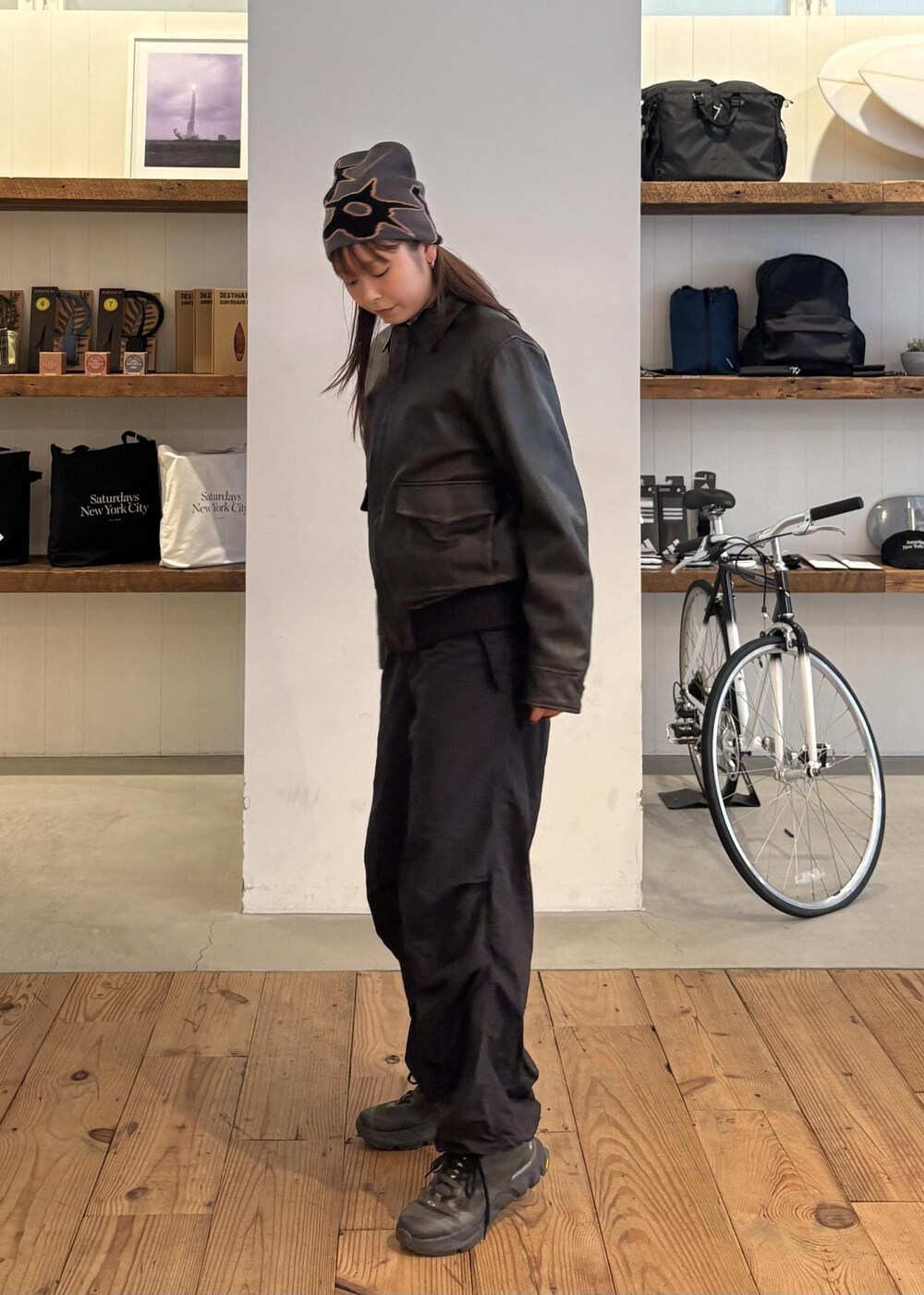 ブラック系のその他パンツ、ブラウン系のブルゾンを着用したレディースの秋コーディネートの5枚目の写真