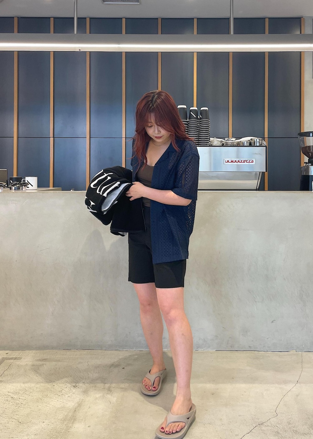 ブルー系のシャツ/ブラウス、ブラック系のその他パンツ、ベージュ系のサンダルを着用したレディースの春コーディネートの2枚目の写真