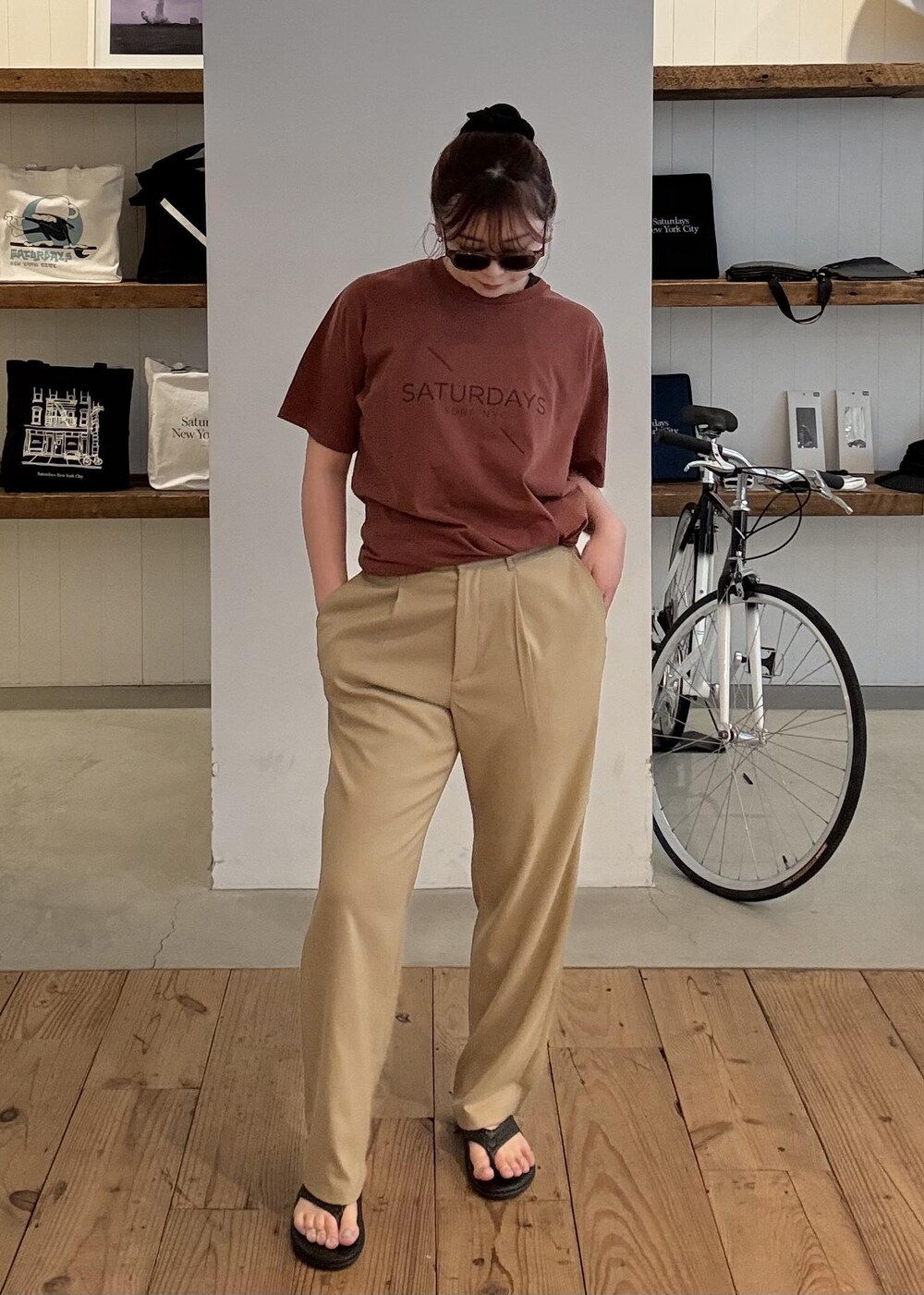 レッド系のTシャツ/カットソーを着用したレディースの春コーディネートの4枚目の写真