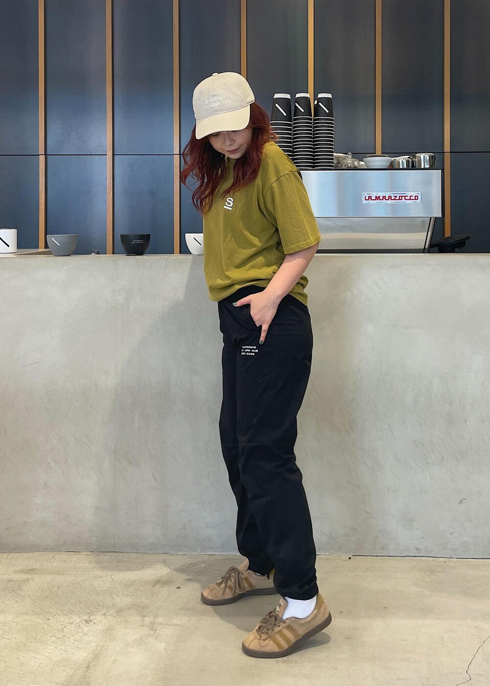 イエロー系のTシャツ/カットソーを着用したレディースの夏コーディネートの2枚目の写真