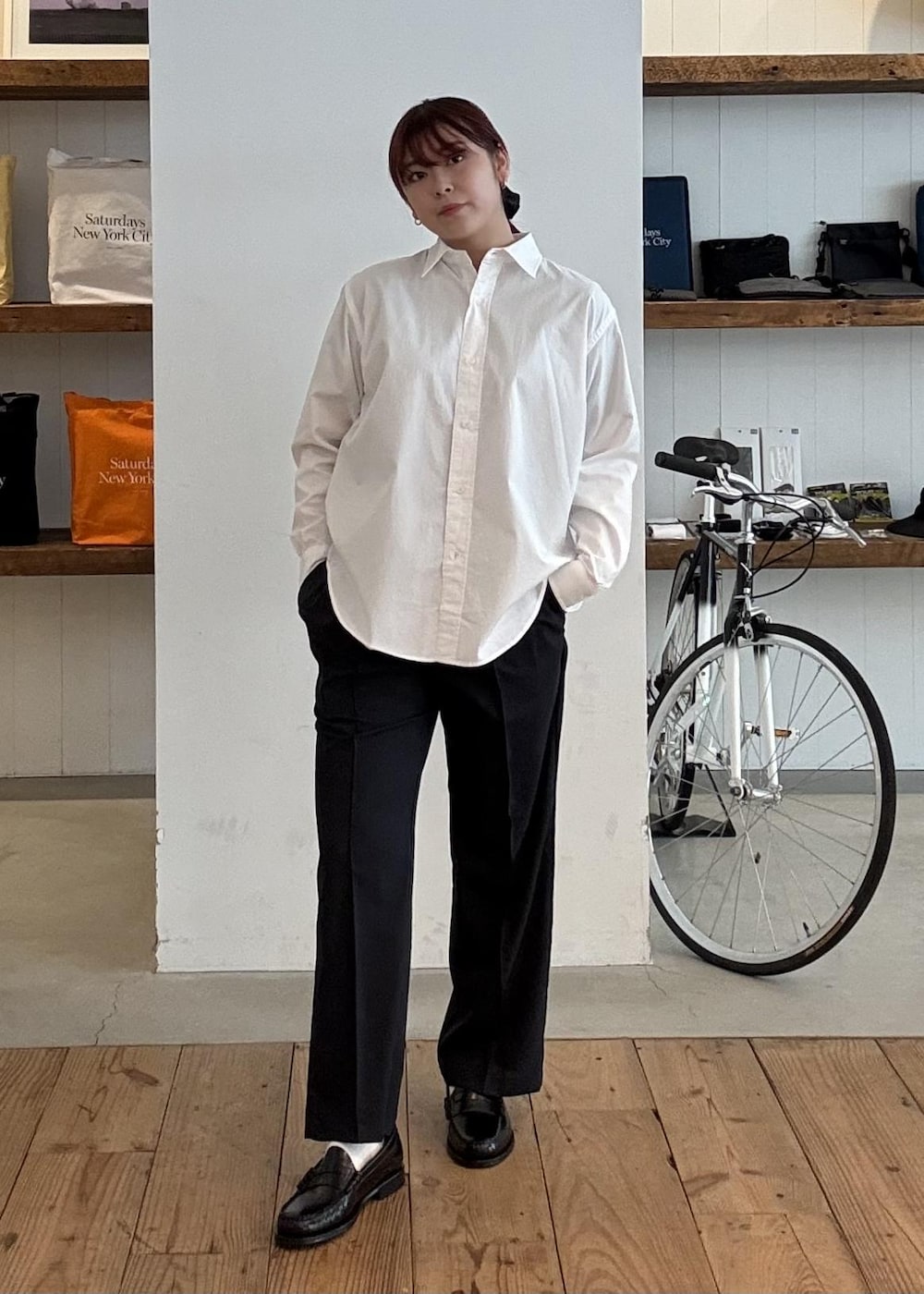 ホワイト系のシャツ/ブラウス、ブラック系のスラックスを着用したレディースの春コーディネートの2枚目の写真