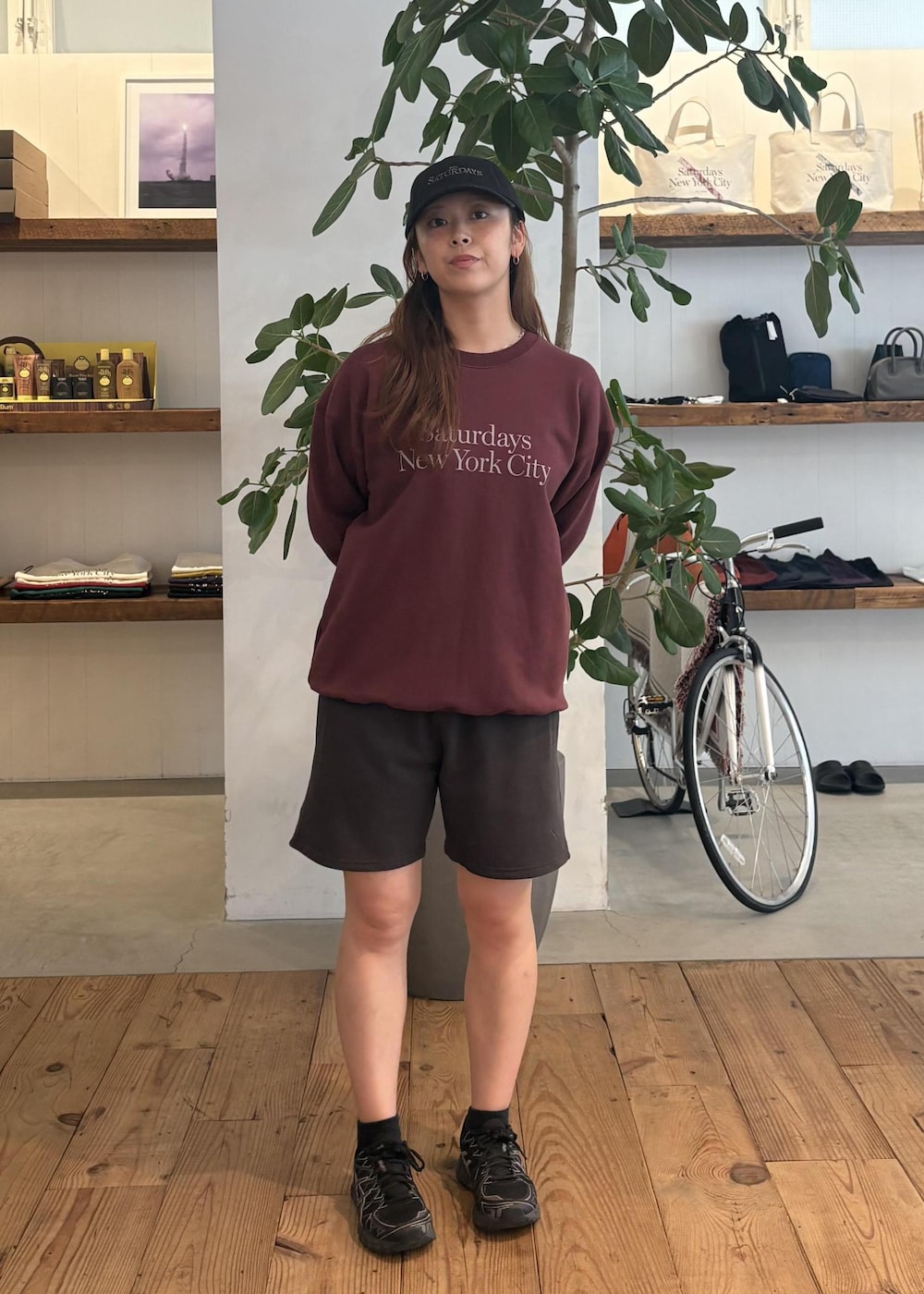 ブラック系のその他パンツ、レッド系のスウェット、ブラック系のキャップを着用したレディースの秋コーディネートの2枚目の写真
