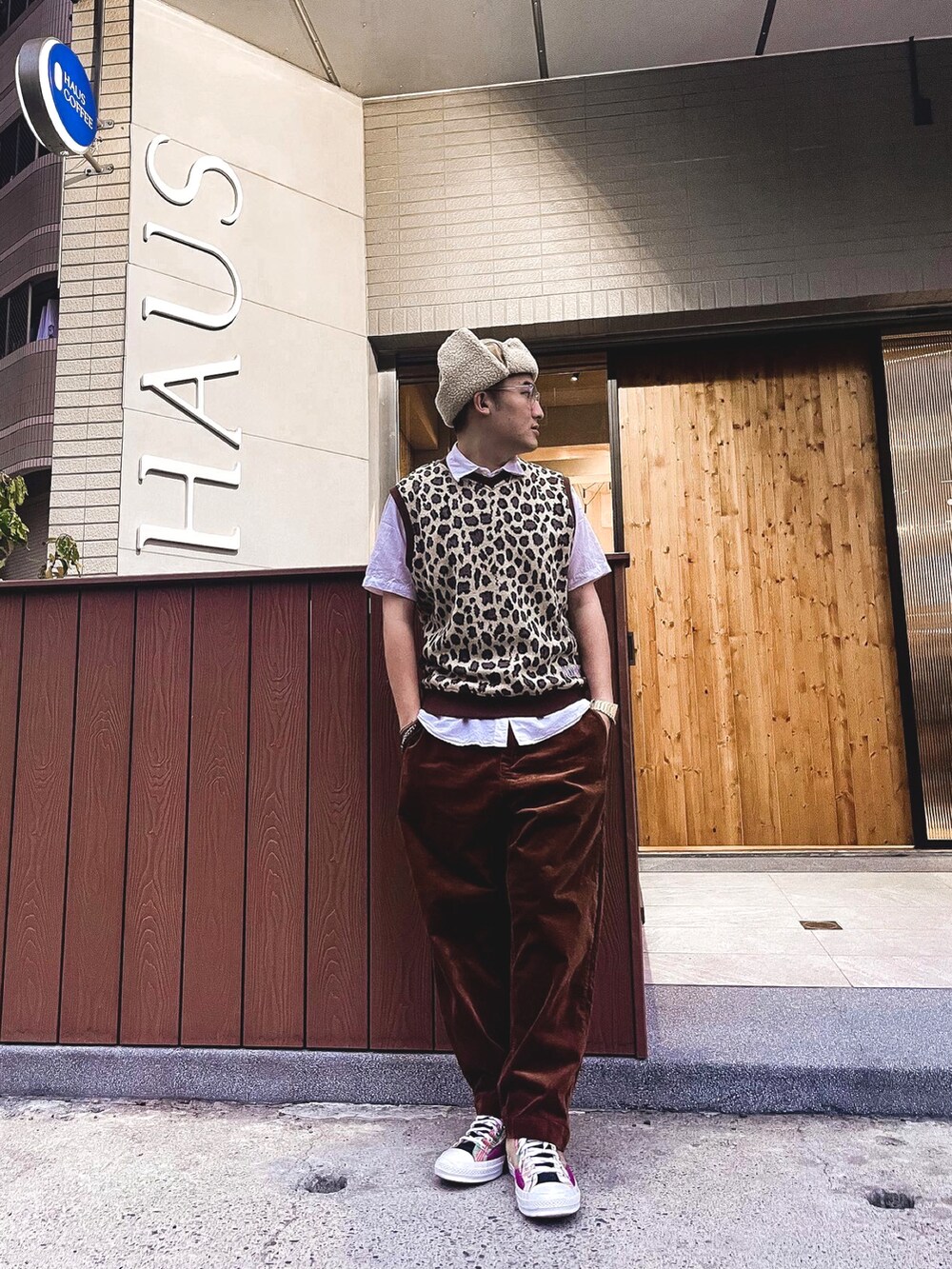 グリーン系のノーカラージャケット、ブラウン系のベスト、ホワイト系のシャツ/ブラウスを着用したメンズの夏コーディネートの2枚目の写真