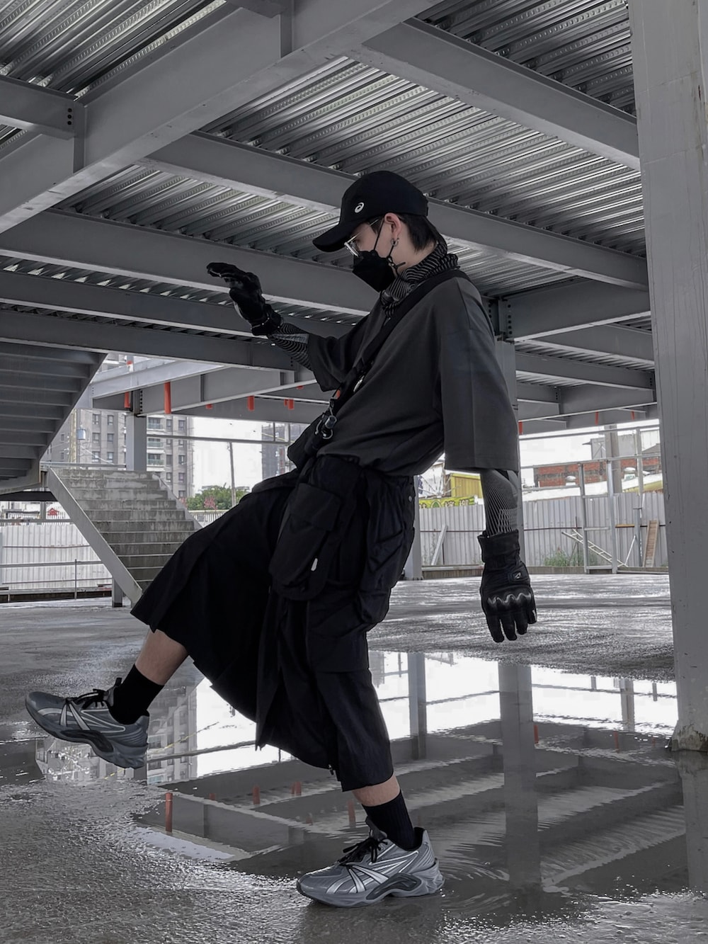 グレー系のTシャツ/カットソー、グレー系のスニーカー、ブラック系の帽子を着用したメンズの秋コーディネートの3枚目の写真