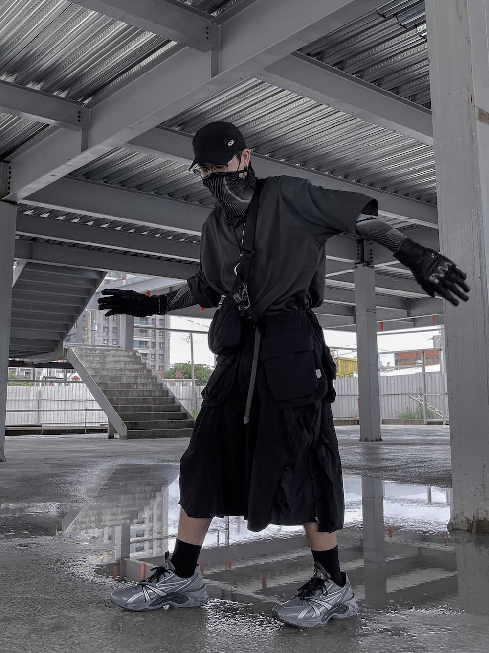 グレー系のTシャツ/カットソー、グレー系のスニーカー、ブラック系の帽子を着用したメンズの秋コーディネートの2枚目の写真