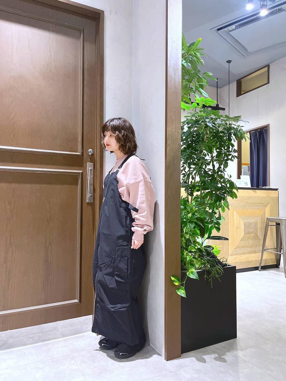 「ワイドパンツ、個性派、低身長、カジュアル、ストリート、きれいめ、オーバーサイズ、RAGEBLUE、ワンピース、ベスト、スウェット」｜「RAGEBLUEのWジップ/スノールーズジャンスカ（ジャンパースカート、ブラック系）」を使った、nasuumy10さん（レディース・151cm）の春コーディネートの4枚目の写真
