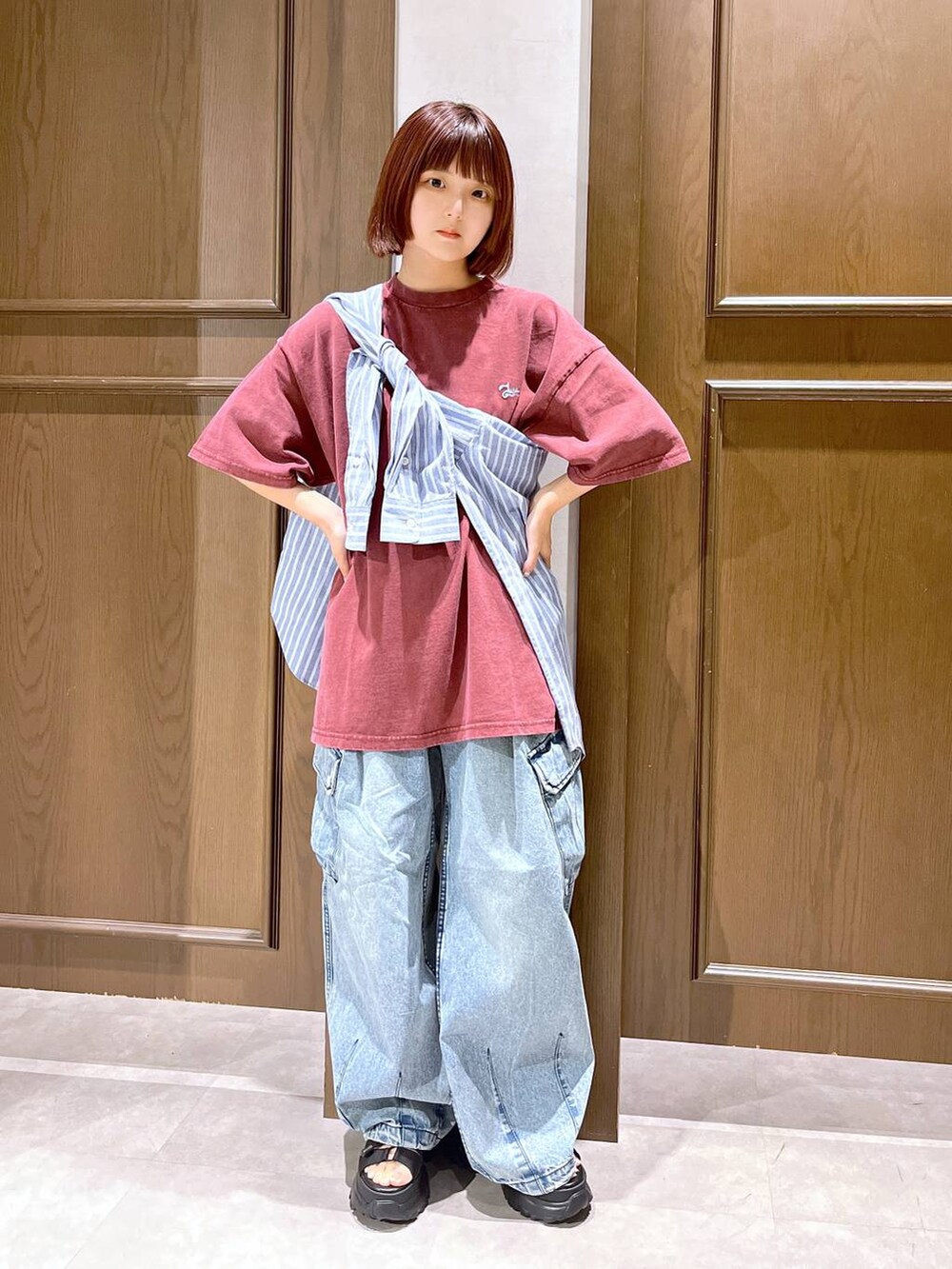 ブルー系のデニムパンツ、ブルー系のシャツ/ブラウス、ブラック系のサンダルを着用したレディースの夏コーディネートの2枚目の写真
