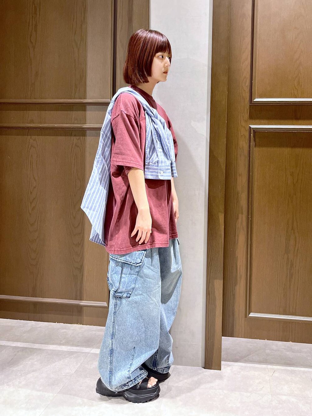 ブルー系のデニムパンツ、ブルー系のシャツ/ブラウス、ブラック系のサンダルを着用したレディースの夏コーディネートの3枚目の写真