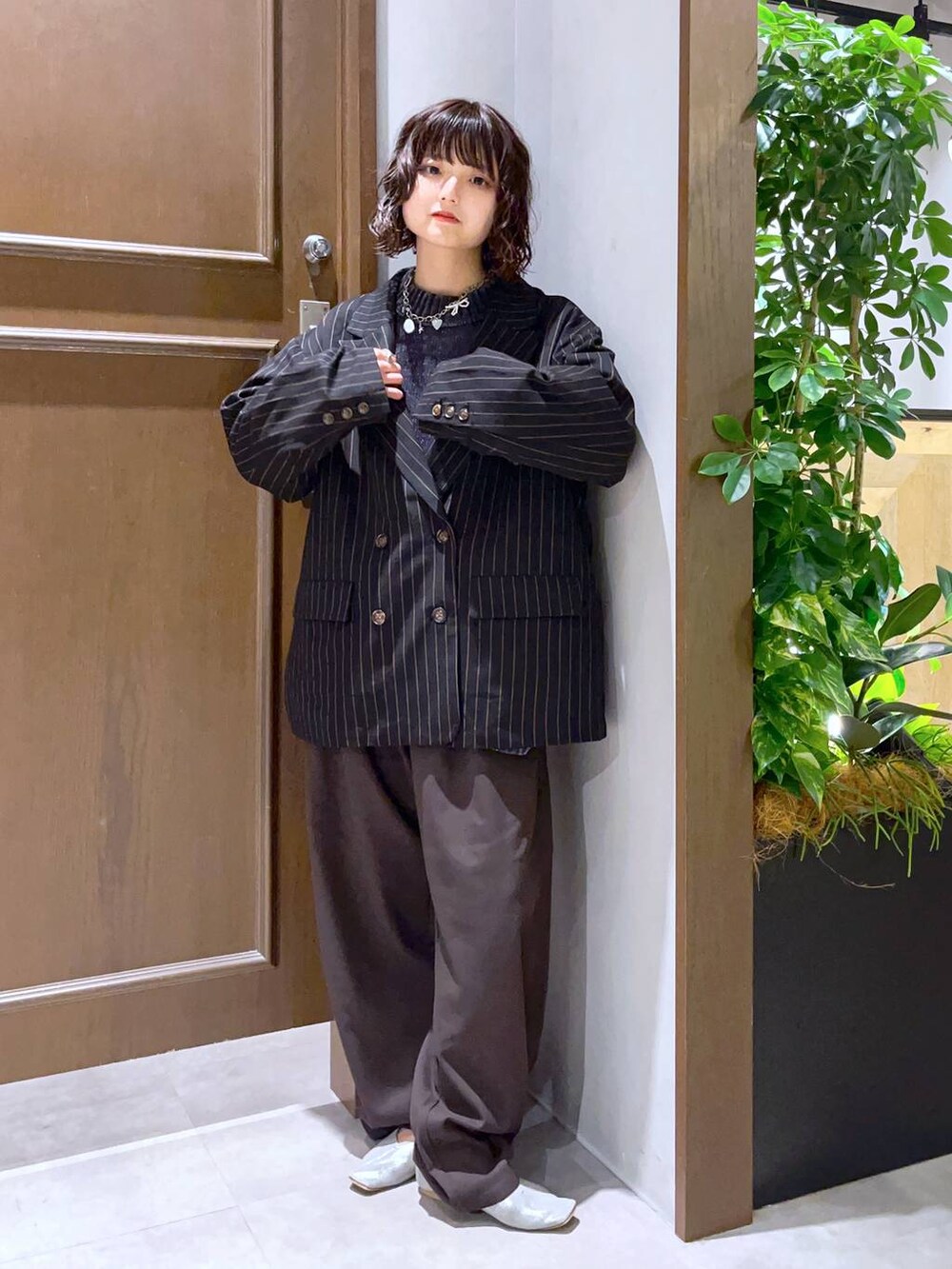 ブラック系のニット/セーター、ブラック系のテーラードジャケット、その他のアイライナーを着用したレディースの秋コーディネートの2枚目の写真