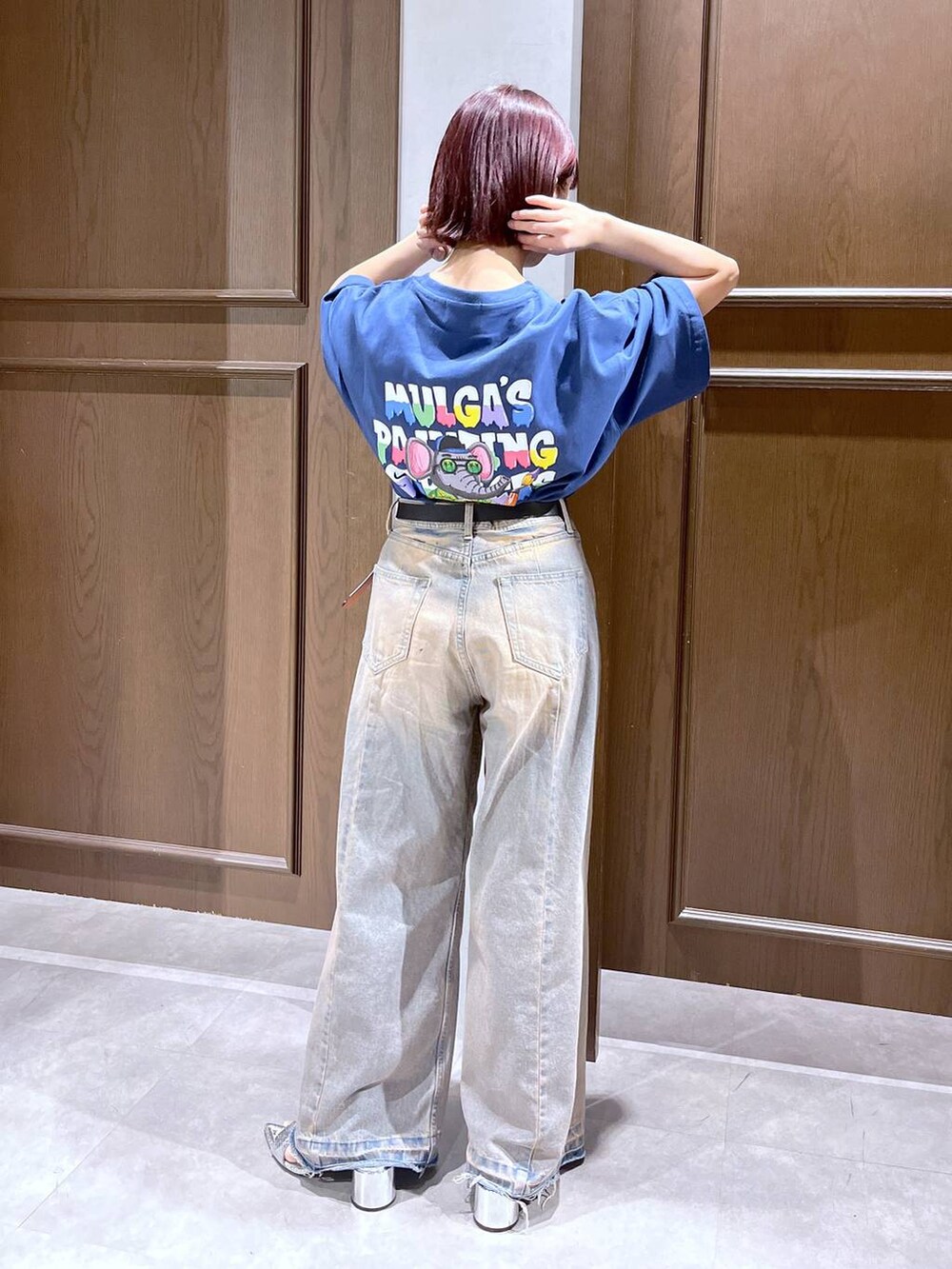 シルバー系のサンダル、ブルー系のデニムパンツ、ブルー系のTシャツ/カットソーを着用したレディースの夏コーディネートの2枚目の写真