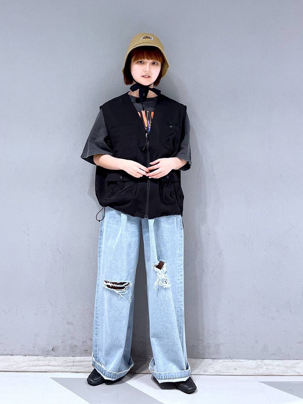 ブルー系のデニムパンツ、その他のTシャツ/カットソー、ブラック系のベストを着用したレディースの夏コーディネートの2枚目の写真