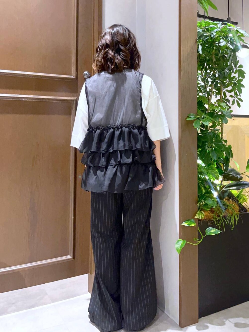 ブラック系のサンダル、ブラック系のスラックス、ホワイト系のTシャツ/カットソーを着用したレディースの夏コーディネートの4枚目の写真