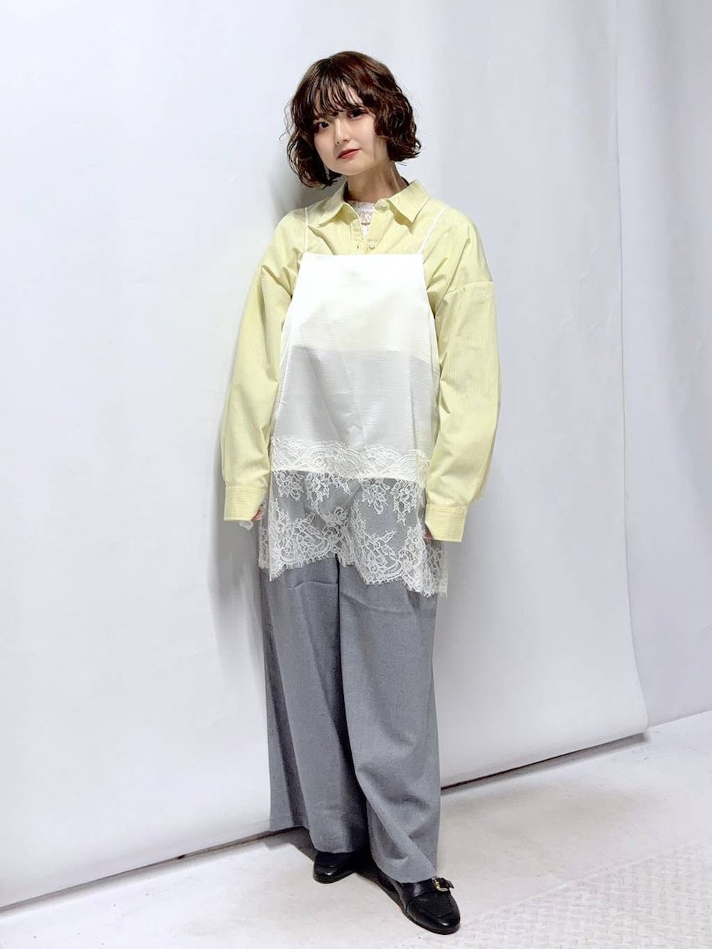 ブラック系のローファー、グレー系のその他パンツ、イエロー系のシャツ/ブラウスを着用したレディースの冬コーディネートの2枚目の写真