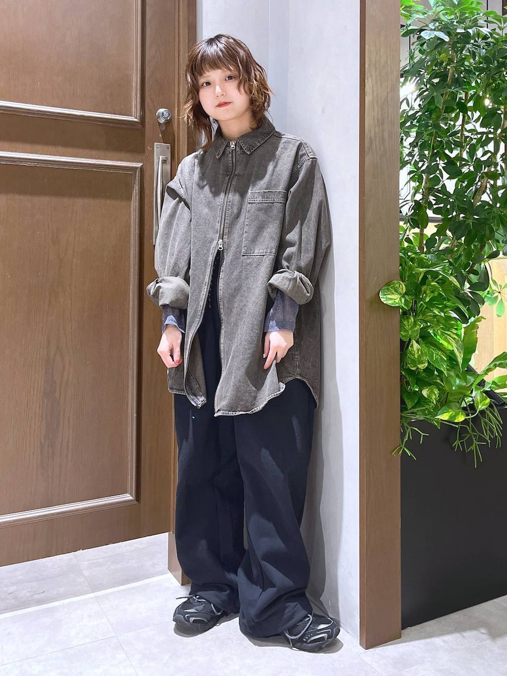 ブラウン系のシャツ/ブラウス、グレー系のTシャツ/カットソー、ブラック系のスウェットパンツを着用したレディースの冬コーディネートの2枚目の写真