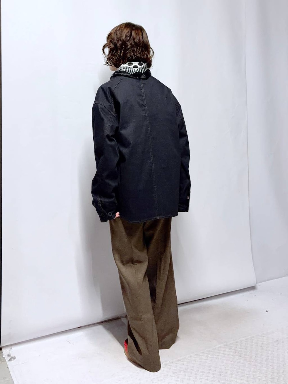 ブラウン系のその他パンツ、ピンク系のシャツ/ブラウス、ブルー系のブルゾンを着用したレディースの冬コーディネートの3枚目の写真