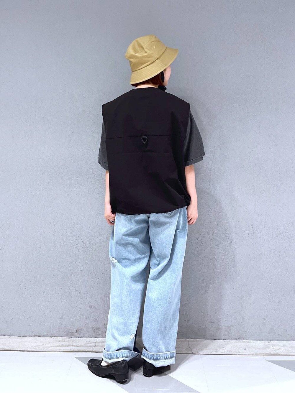 ブルー系のデニムパンツ、その他のTシャツ/カットソー、ブラック系のベストを着用したレディースの夏コーディネートの5枚目の写真