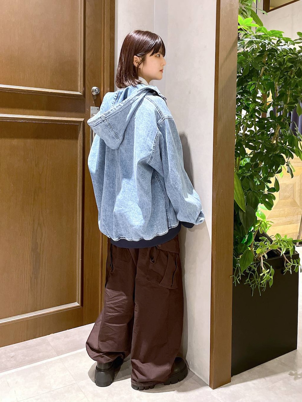 ブラウン系のカーゴパンツ、ホワイト系のシャツ/ブラウス、ブルー系のブルゾンを着用したレディースの秋コーディネートの4枚目の写真