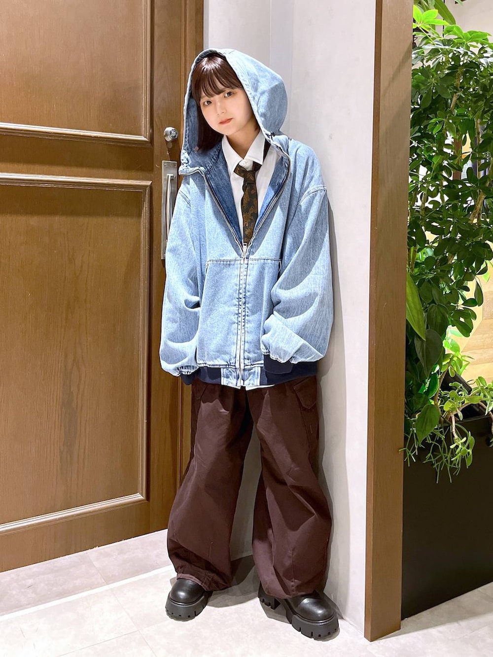 ブラウン系のカーゴパンツ、ホワイト系のシャツ/ブラウス、ブルー系のブルゾンを着用したレディースの秋コーディネートの5枚目の写真