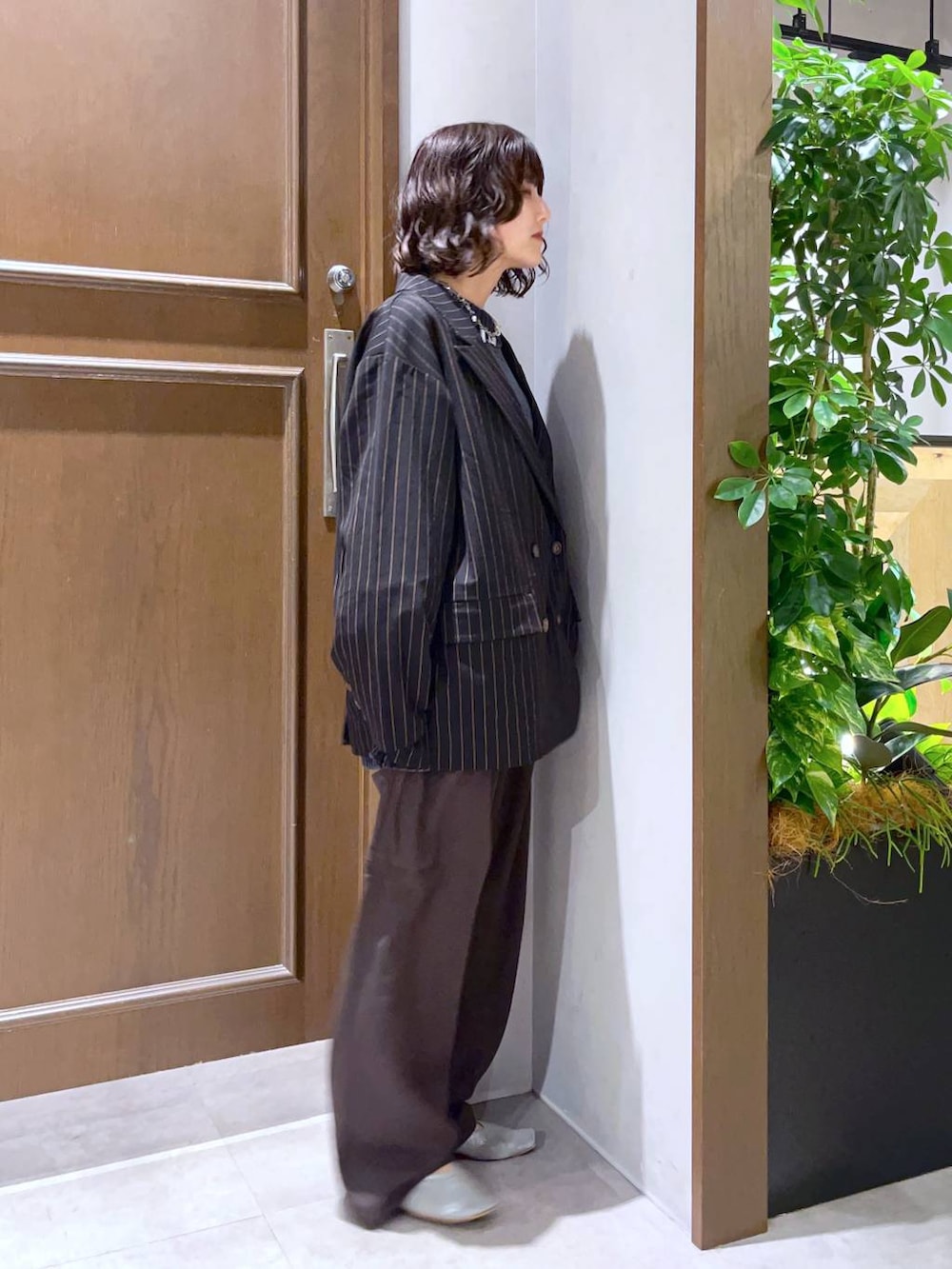 ブラック系のニット/セーター、ブラック系のテーラードジャケット、その他のアイライナーを着用したレディースの秋コーディネートの3枚目の写真