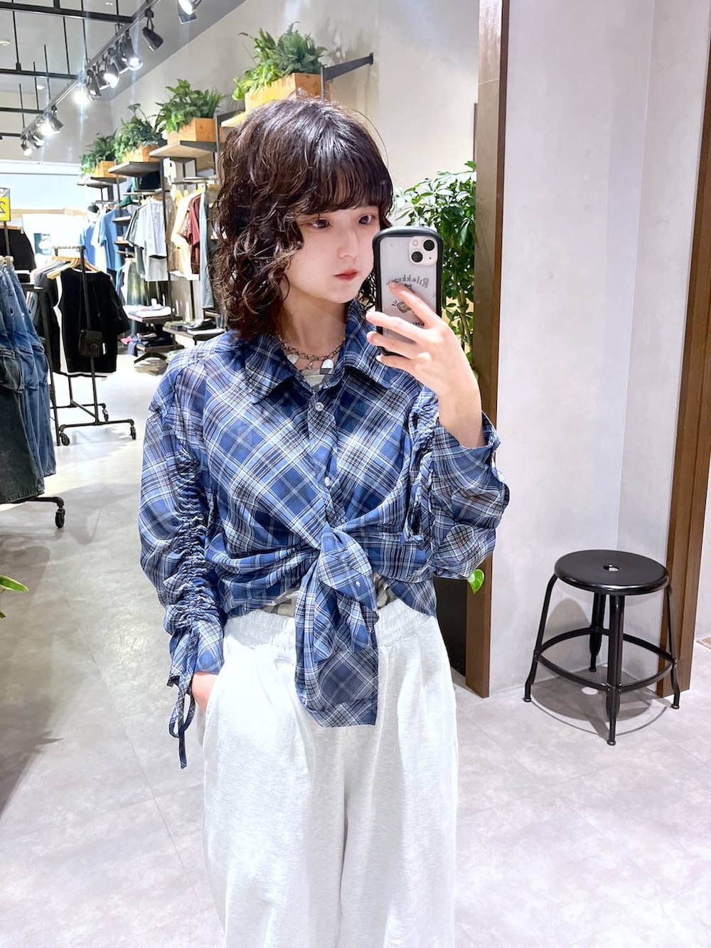 「低身長、個性派、カジュアル、ストリート、きれいめ、オーバーサイズ、RAGEBLUE、シャツ、スウェットパンツ、ワイドパンツ」｜「niko and...のカラーアイライナー[tiny tiny(ティニーティニー)]（アイライナー、その他）」を使った、nasuumy10さん（レディース・151cm）の春コーディネートの2枚目の写真